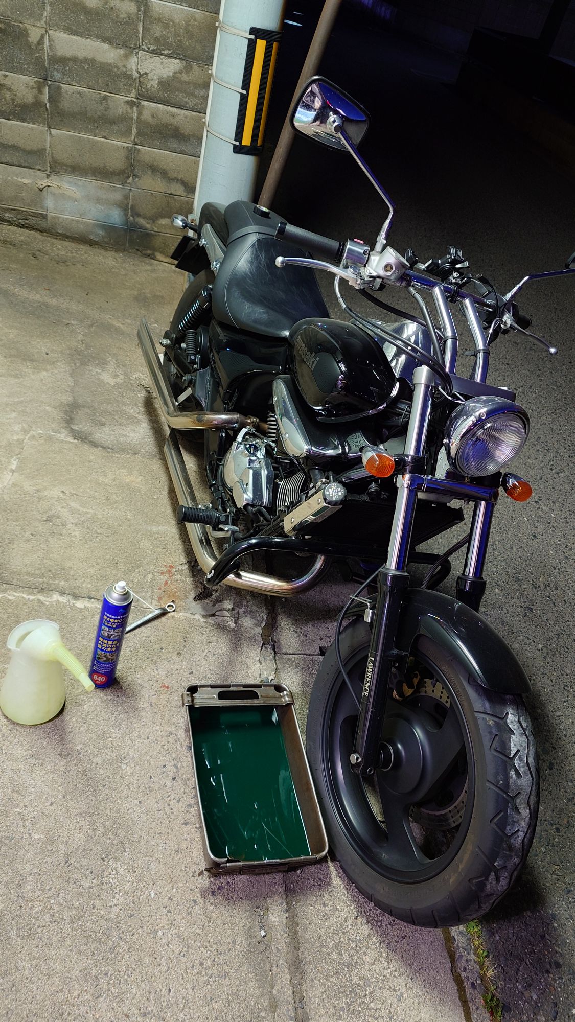 KAWASAKI ELIMINATOR 250V。フロントフォークにステッカーが貼ってある