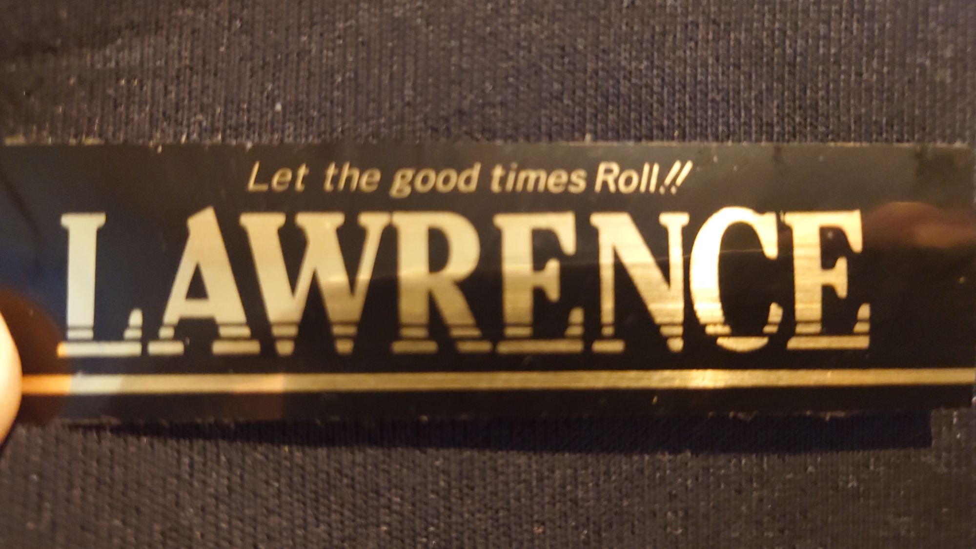 父の店のステッカー。黒地に LAWRENCE の文字